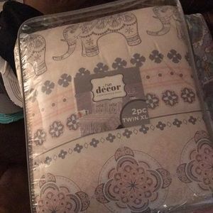 Twin XL Comforter and sham